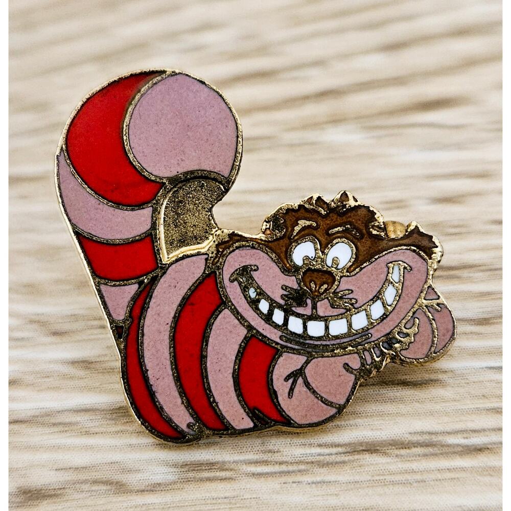 Walt Disney Pin Cheshire Cat Sitting Clasp Back Alice in Wonderland Disneyland